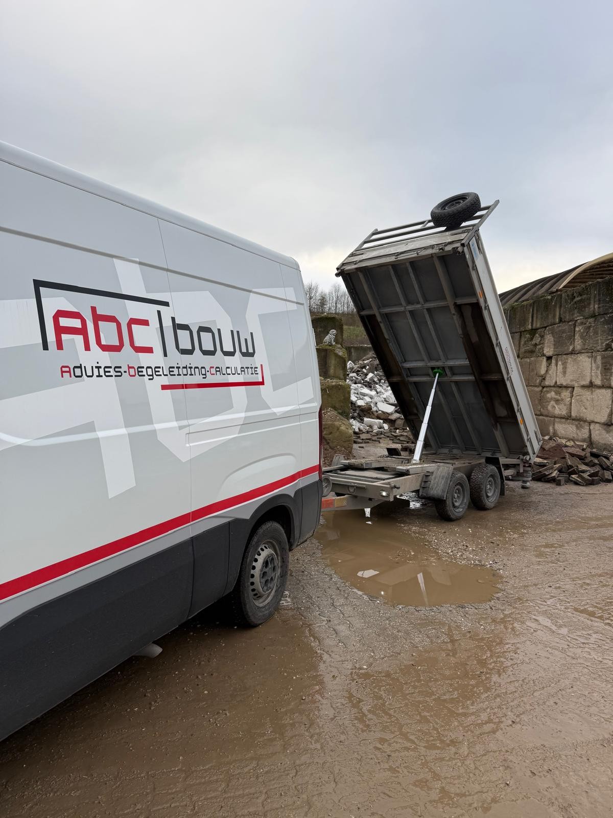 ABC Bouw bedrijfsbus bij materiaallevering op bouwplaats