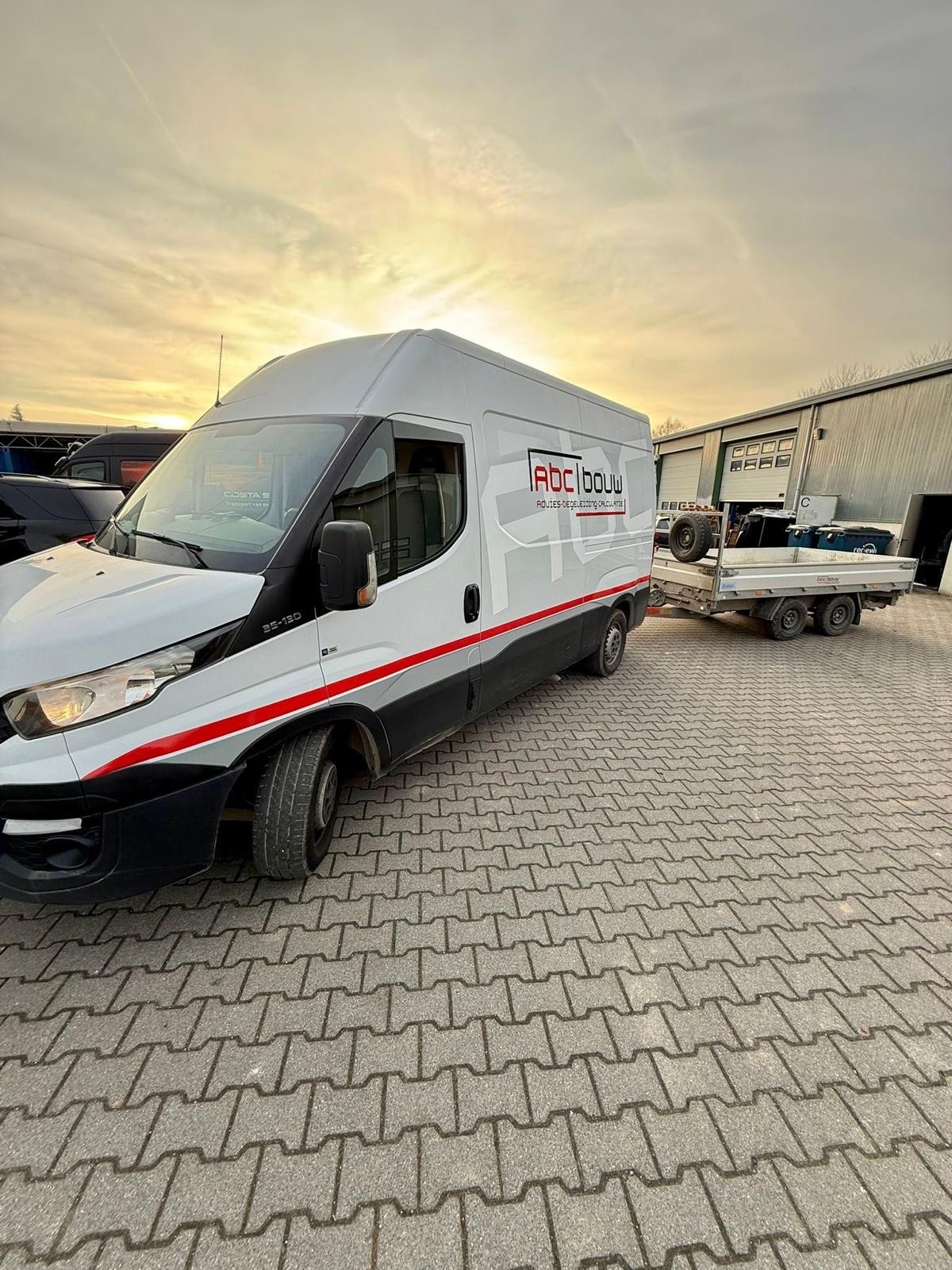 ABC Bouw bedrijfsbus met aanhanger onderweg naar klus