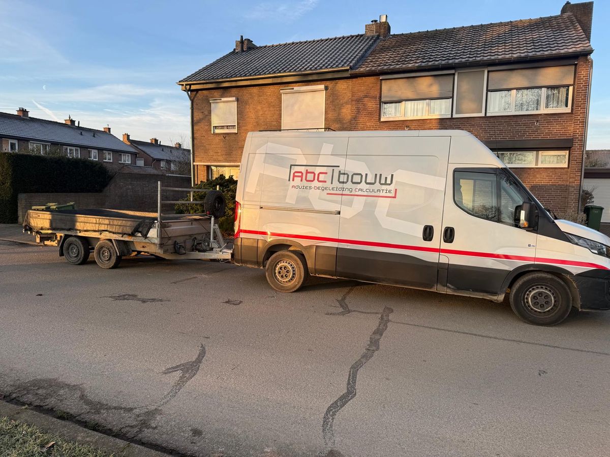 ABC Bouw bedrijfsbus met logo