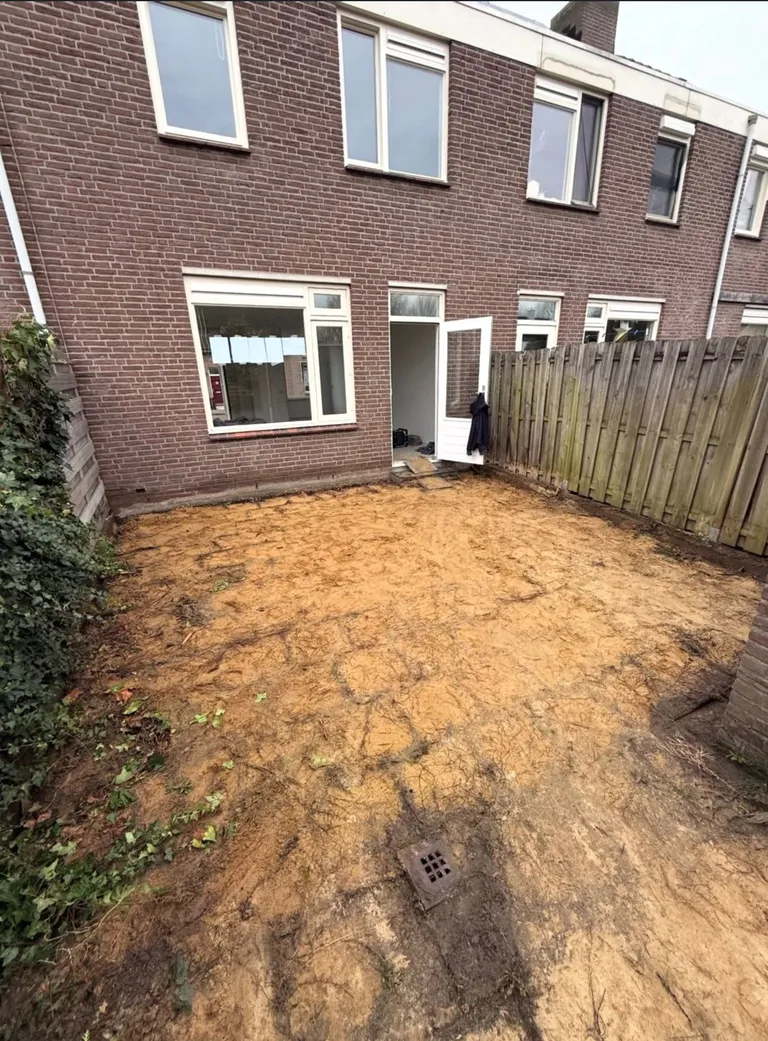 Achtertuin voor grondwerk en straatwerk