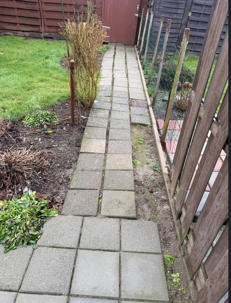 Straatwerk tuinpad voor renovatie